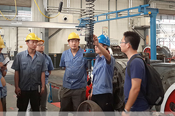 機(jī)車(chē)制造廠(chǎng)使用智能型提升裝置吊運(yùn)輪對(duì)和轉(zhuǎn)向架配件
